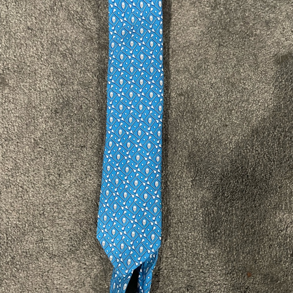 Vineyard Vines Men's Lacrosse Stick and Helmet Blue Tie
